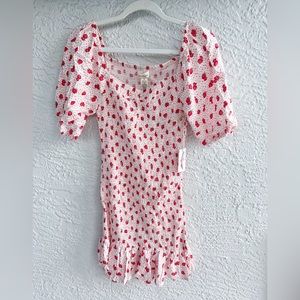 JESSICA SIMPSON Small fishtail style smocked front Sundress Strawberry print